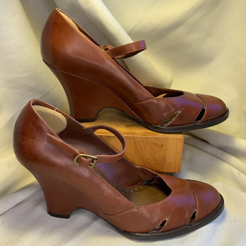 Gianni Bini elegant leather wedge almost NEW